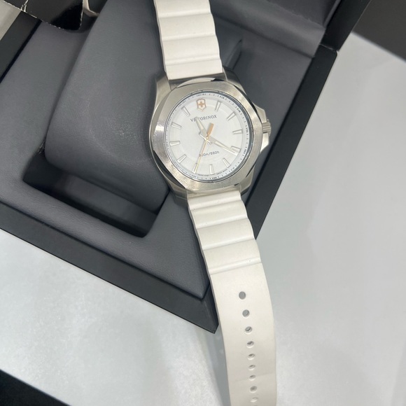 Victorinox Unix midsize watch. New with box and papers model 241769 - Picture 4 of 7